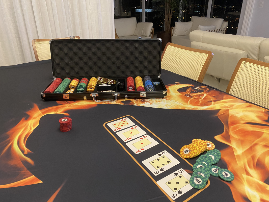Toalha de Mesa Retangular Para Carteado e Jogos 2,50 X 1,50m Preta Modelo 2  Cidade do Poker - Cidade do Poker Mobile
